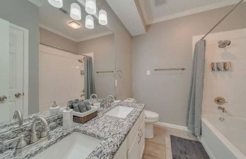 Deluxe Poolside Home, Modern 5BR with Gaming Room - Foto 33