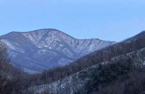 Romantic Getaway or Family Vacay with Mountain Views & Hot Tub - Foto 13