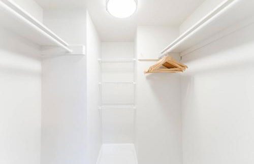 Across from Beach | Balcony • Pool • Parking • 2BR - Foto 31