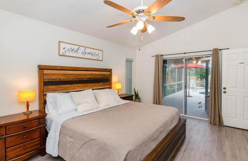 Spacious Luxury Pool Home Oasis - 8mi to Airport - Foto 16