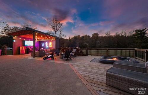 Creekside Oasis - 5BR Retreat with Pool & Hot Tub - Foto 8