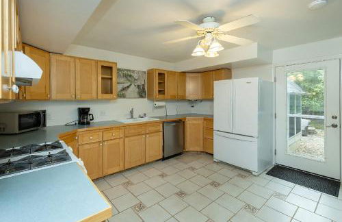 4BR-3BA Charming Family-Sized in Ames - Foto 4