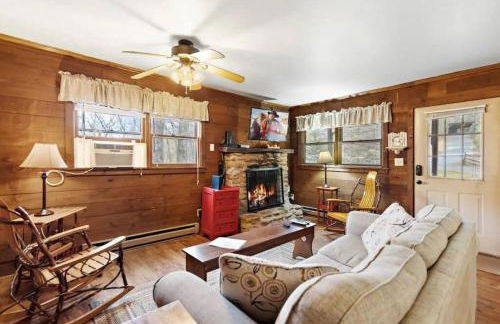 Charming Modern Cabin with Hiking Trails and Fire Pit - Foto 1