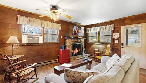 Charming Modern Cabin with Hiking Trails and Fire Pit - Foto 1