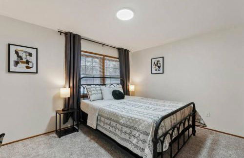 3 Bed 2 Bath Home w 2 Car Garage & Fitness Room - Foto 26