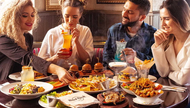 Hard Rock Cafe Roma sin colas - Foto 4, Amigos comiendo en el Hard Rock Cafe Roma