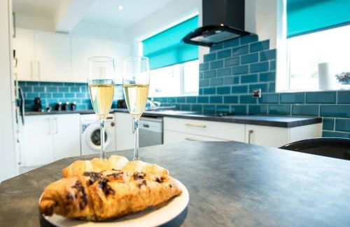 Halford House 3 Bed Town Centre Home from Home with Parking for 2 cars Prime Location Tamworth - Photo 2