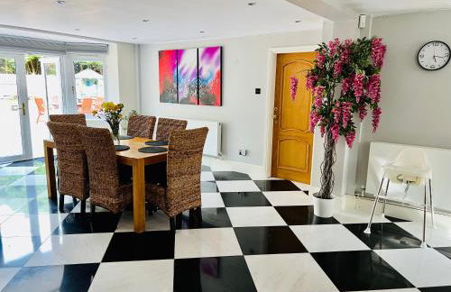 Stratford-upon-Avon 4BR Family Mansion on 1 acre with Pool, Gym & BBQ! - Foto 40