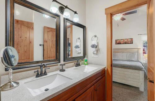 Black Bear Cabin with Hot Tub - Foto 37