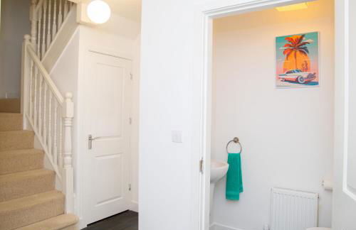 Lavish 4-Bedrooms with Modern Home Features - Guest 8 - Hi-Speed Wi-Fi - Luxury Garden - Private Ample Parking - Foto 24