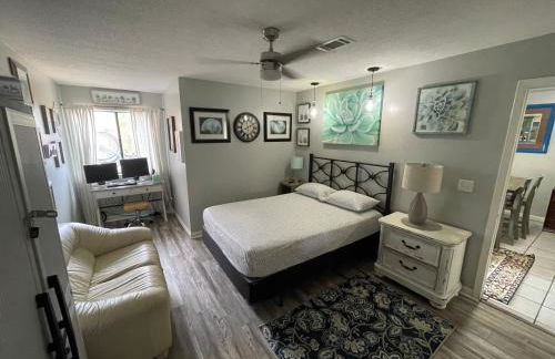 Destin-y 30A Beach Retreat Self Checkin - Huge Private Backyard Deck with Outdoor Shower - Foto 15