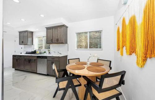 Mountains Views with Pool & Basketball, Relax & Play! - Foto 12