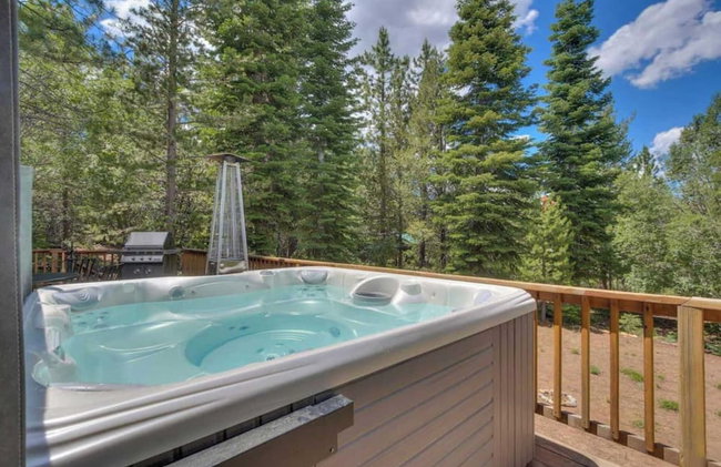 Black Bear by Avantstay Spacious Viking Lodge in Tahoe Donner w/ Game Room & Hot Tub! - Photo 5