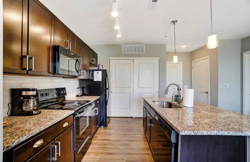 The Urban Oasis Garage Parking Walk-In Shower - Foto 20