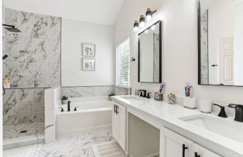 Sophisticated 3 Bedroom Retreat-Near Six Flags - Foto 15