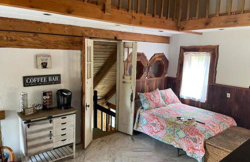 Rustic Mountaintop Cabin on small farm with WiFi - Foto 7