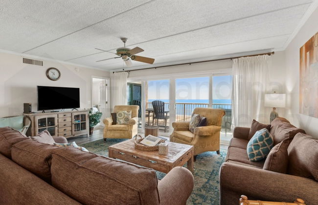 Upper Unit Condo Overlooking Both the Ocean Pier and Swimming Pool by RedAwning - Foto 13