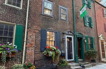 Center City Trinity with Roof Deck, Patio & Workspace - Foto 1