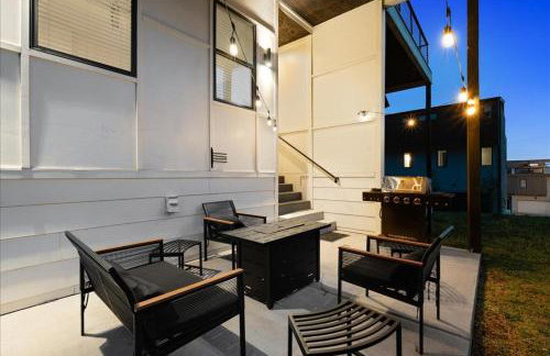 Nash House & Bars of Broadway with Patio Bar and Views! 8min Downtown! Sleeps 12! - Foto 48