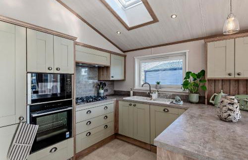 Kingfisher Lodge - Lakeside Lodge With Hot Tub - Foto 8