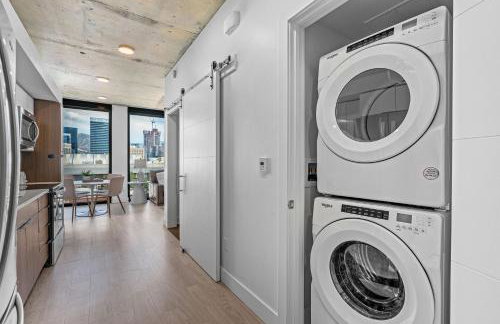 Downtown views! Amazing pool gym hottub Luxury apt - Foto 21