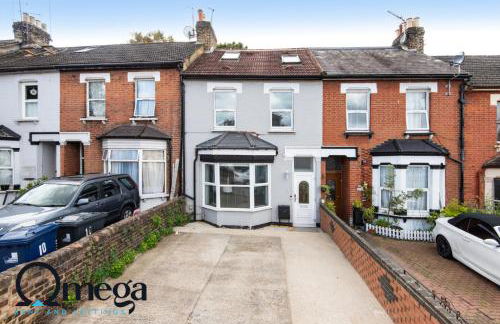 Double Room with a shared Kitchen and bathroom in a 5-Bedroom House at Hanwell - Photo 12