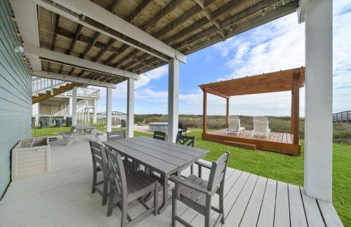 Oceanfront home with pool, large decks, fire pit and private walkover to the beach - Foto 34