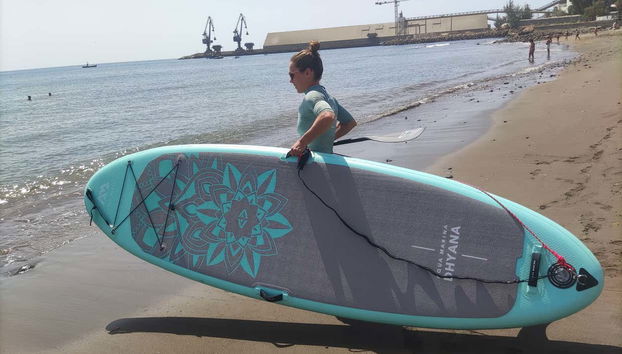 Entrando al mar con la tabla de paddle surf