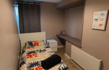 Cozy Four-Bedroom Home with Hot Tub, Garden, CONTRACTORS WELCOME - Close to Shops, Restaurants, Hospital and Park - Photo 10