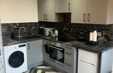 Lux Style Homes -1 BED APARTMENT close to City Centre - Free WIFI - Free Parking - Smart TV - Full Kitchen - Self Check In - Foto 3