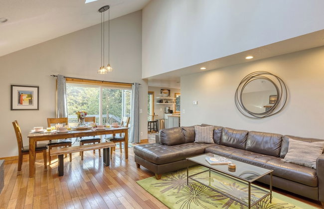 Royal Canoe by Avantstay Walk to the Shore + Cozy Fireplace - Photo 1