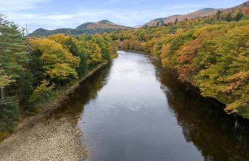 White Mountain Retreat with Theater, Fire Pit, Game Room and River Access - Foto 59