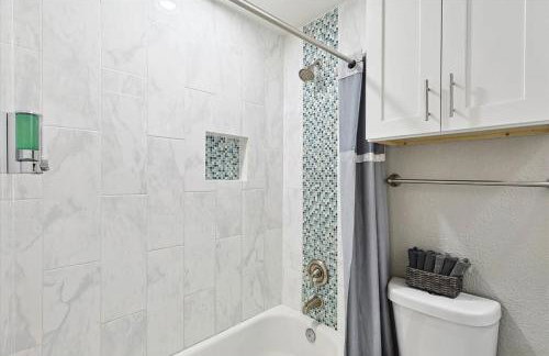 Peaceful and Relaxing Getaway w Beautiful Pool - Photo 20