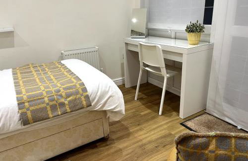 Bedroom bathroom kitchenette own entrance Conwy - Foto 13