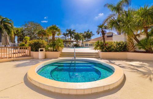 Tranquil Condo Walk to Beach - Foto 17