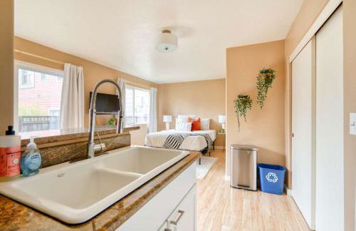 Stay Portland - John's Landing Haven - Studio Near OHSU - Photo 13