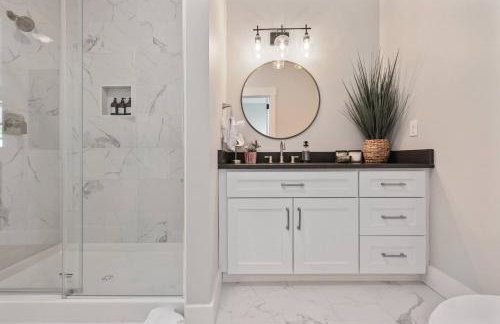 Downtown | Gorgeous | Pet Friendly! - Photo 15