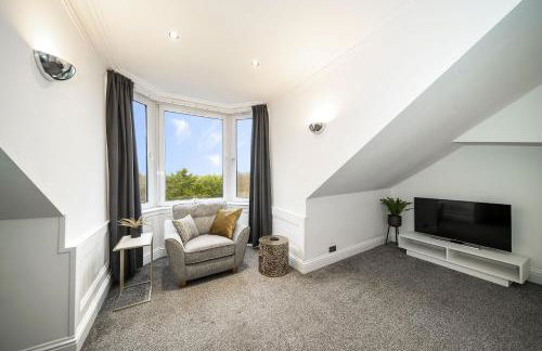 Serviced Apartment Near Glasgow Airport and Hospital with Free Parking Long Stays Available - Foto 2