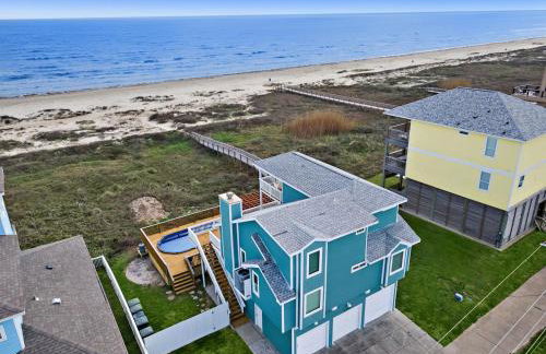 Oceanfront home with pool, large decks, fire pit and private walkover to the beach - Foto 51