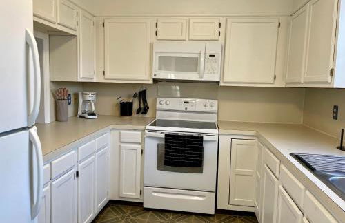 Charming Condo Near WFU and Hospitals, Full Kitchen, Strong WiFi, In-Unit Laundry - Foto 9