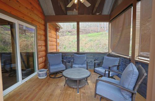 2BR Fishing Cabin w Fire Pit, Hot Tub, EV Charger - Foto 43