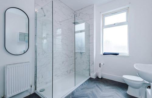 NEW! Modern 3-Bed House, Free Parking, Fast Wi-Fi & Easy Manchester Access - Foto 17