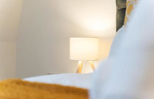 Stylish Two Bedroom Apartment - Secure Parking & Balcony 9MC - Photo 33