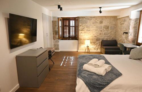 Charming stone apartment with jacuzzi in center of Omiš - Foto 23
