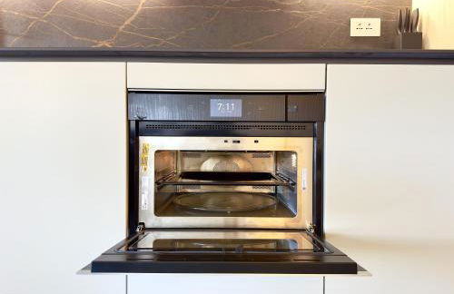 Luxury Seafront Apartment - Beach Access - Parking & WiFi - by Coral Property - Foto 51