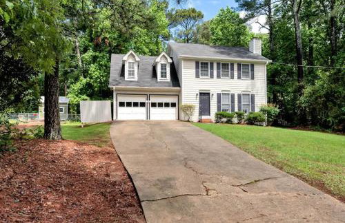 4BR Cozy Family Retreat Near Mall of GA, Near Lake Lanier - Sleeps 10 - Foto 1