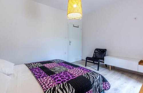 Serene Rural Villa with Pool, Sun Deck, and Children's Play Area - Five Bedroom Villa - Foto 49