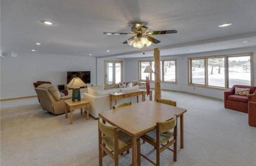 Large Log Home on Lake with Hot Tub - Foto 26