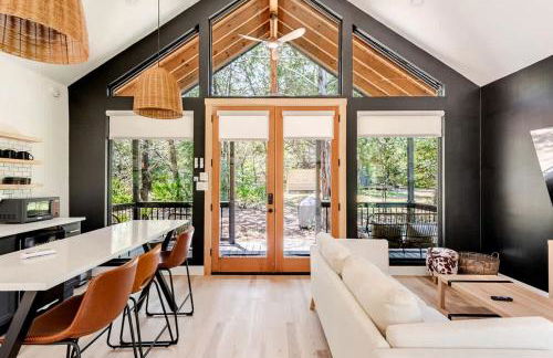 Tranquil Modern Cabin with Friendly Farm Animals & Pond Views Near Cedar Creek, Texas - Photo 12