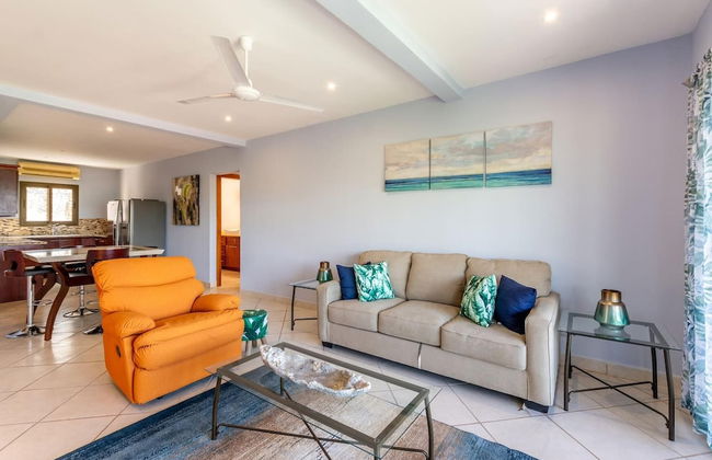 2-Bedroom Ocean-View Condo with Pool - Foto 11